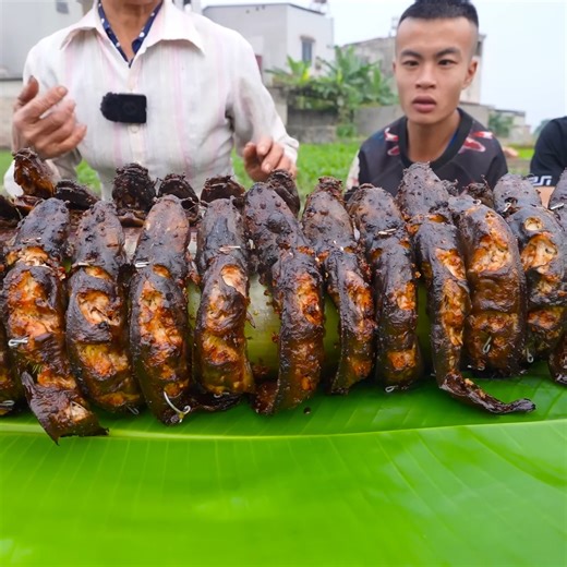 Cá Trê Cuộn Cây Chuối Nướng Hạt Trổi Tây Bắc Siêu Cay Khổng Lồ | Bà Tân Vlog