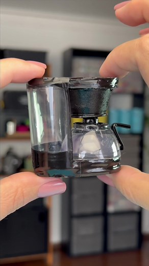 Voltei meus amore e nem demorei 🤩 - no video de hoje eu vou fazer um objeto e mais alguns produtos para o nosso mercadinho! Ps: Tenta nao ler a legenda antes de ver o video ☺️ #cafe #spray #limpezadacasa #amorpeloqueeufaço #amovoces