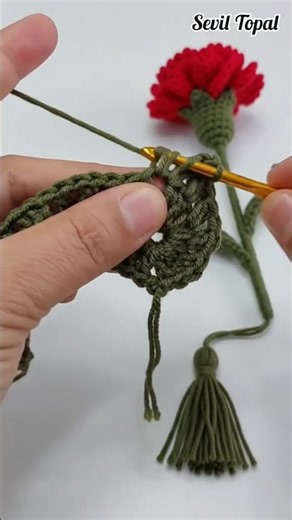 Crochet carnation flower is always amazing - One of 25 free flower patterns