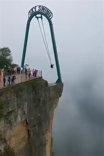 🚨BREAKING: Man sent flying through the air — moments later, he comes crashing down! (check in the first comment👇) | World people