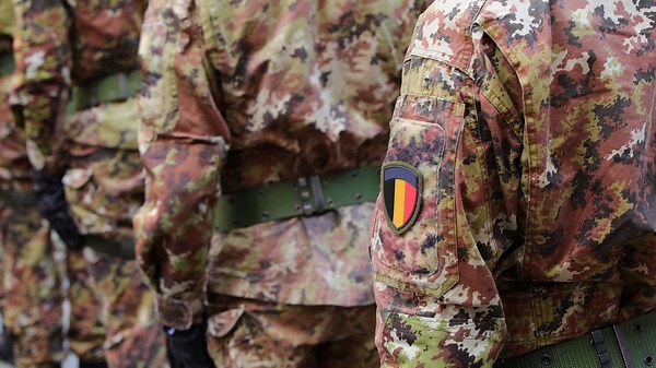 Le retour des militaires dans les rues ce lundi est un 'un cheval de bataille politique', estime la SLFP Défense - RTBF Actus
