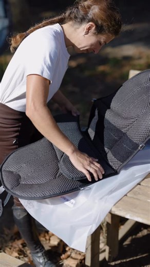 VAHANA on Instagram: "L’équitation évolue vers plus de naturel, plus de liberté, plus de connexion ✨ Monter à cru s’inscrit dans cette démarche. Mais cette liberté suppose une exigence : protéger le dos du cheval. Sans soutien adapté, la pression du cavalier s’exerce directement sur la ligne du dos et peut générer tensions et inconfort. Les Wings du FlyPad créent une gouttière centrale qui libère la colonne. Leur densité et leur qualité de soutien répartissent la charge de part et d’autre, limit