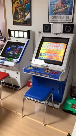 When I play arcade games at home, I could just set them to free play, but I actually prefer inserting coins myself. The sound of the coin rolling in and the credit counter going up is a huge part of the experience for me. It really brings back the feeling of being in an arcade back then. That’s why I even use an old cigarette ashtray as a coin holder.At first, I bought a chair that looked similar to an arcade stool, but the height felt strangely uncomfortable. So I ended up ordering actual Japan