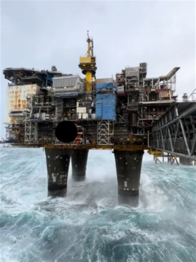 This is where you live for two weeks while working offshore and potentially earning $150,000 a year. Offshore accommodation becomes your home during your rotation. After long shifts, you eat, rest, and prepare for the next day before heading home for your scheduled time off. But how do you actually get your first offshore job? 📘 Our Offshore Career Guide shows you which entry-level jobs to target, what qualifications you need, how to prepare your CV, and where to find legitimate vacancies. 🔥 S