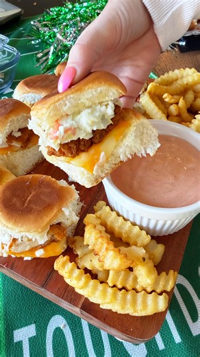 Raising Cane’s Cheesy Chicken Sliders!🍗🧀 The perfect game day meal! A fun twist on a fast food favorite! Ingredients: Kings Hawaiian buns 2 tablespoons melted butter 4 chicken tenders (cooked cut in 1/3rds) Colby jack cheese slices Cole slaw (homemade or store bought) Canes Copycat Sauce: 1 cup Mayo 1/2 cup ketchup 2 tablespoons Worcestershire 2 teaspoons garlic powder 2 teaspoons freshly cracked pepper 1 teaspoon creole seasoning Pinch of salt Directions: 1. Slice buns in half, separating top