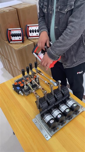 Crane wireless remote controller, 12/24V crane wireless remote controller, 4 functional wireless proportional remote controllers, 5-channel wireless remote controllers, and 6-channel wireless remote control proportional valves, with good micro-motion, simple installation, waterproof, and no influence on the operation of the original vehicle, with a remote control distance of 500m.#crane #cranetruck #cranes #craneoperator #cranelove #cranework #cranelife #cranesafety #craneindia #driver #reels #v