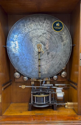 This one tonight is a disc that has been in our stock for quite a number of years and was recently recorded. Now we are sharing it with you all but can you tell us what the music is or where it’s from? 🤔 It’s featured many times in various forms across disc and cylinder boxes, a very popular one of that time indeed. We hope you enjoy it! The Music Box Restorer #memoriesforlife | The Music Box Restorer