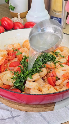 Spaghetti ai gamberi – Spaghetti cu creveti – o reteta cu care dam startul retetelor light, de vara, cu putine ingrediente dar absolut delicioase! In reteta de Spaghetti ai gamberi am folosit noile Paste Baneasa Premium Trafilata al Bronzo. | Teo's Kitchen