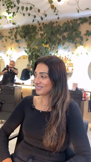 Grey blending preparation ✨ It’s important to take your time before deciding what you need to do with your hair, and to think about the coming years, especially regarding colours, as hair changes over time and consistency in covering greys won’t be a solution forever. Many people become sensitive or even allergic to hair dyes after years of use. What should you do and how should you prepare? 1 - Stop cycling through colouring every 6 weeks; unfortunately, many people have to do it every 4 weeks,