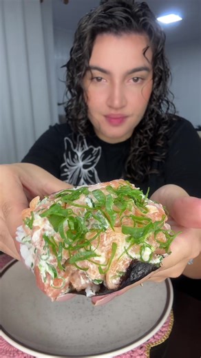 Tarda mas não falha… alguns dias sem postar aqui, não parei de comer sushi o problema é encaixar na rotina corrida de prof! Sorry… 😅 Espero que esse temaki deixem vocês com água na boca e super relaxados! 🍣 #vaiprofycaramba #ASMRfood #ASMRsushi #fyp #ASMR