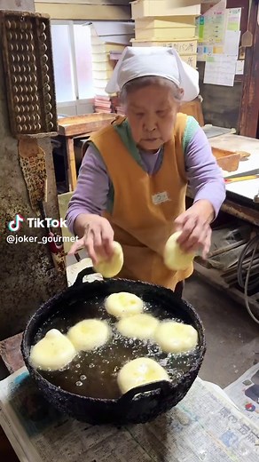 85歳のチヅばあちゃんが1人で営むパン屋さん🍞 【伊藤製パン】 ◎パン各種 110-130円 創業70年、通称「イトパン」と呼ばれ地元民に愛され続ける老舗のパン屋さん！ 85歳のチヅばあちゃんは毎朝４時半から生地をこね始めて1日約100個のパンを作るらしい！ 歴史を感じる工房内で1人で一生懸命作ってる姿を見て熱いものが込み上げる🥲 1番人気はあんこ•かぼちゃ•クリームを入れた揚げパン！ 外はカリッカリで中はモチモチ食感、中にたっぷり入ったあんの自然な甘さが美味しい🤤 #東京グルメ #東京ランチ #japanesefood #tiktokfood