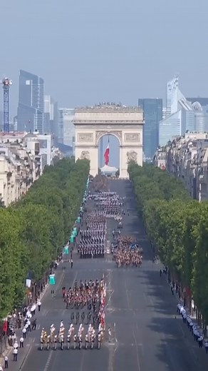 Le défilé, qui prend place sur l’avenue des Champs-Elysées, entre l’Arc de triomphe et la place de la Concorde, est placé sous le signe du “réveil stratégique de l’Europe”, dans un contexte de menaces sur le front est et de désengagement américain.