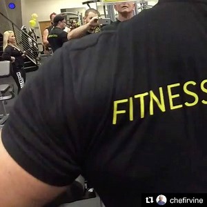 Chef Robert Irvine kicked his weekend off with a workout. Did you? #goldsgym #fridayfeeling | Gold's Gym