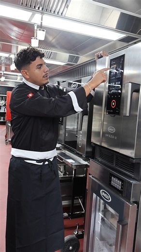 Power. Präzision. Perfektion. ⚙️ Der UNOX Speed-X® vereint Dampf, Heißluft und Mikrowelle in einem Gerät – für maximale Effizienz und Qualität in Rekordzeit. ⏱️🔥 Willkommen in der Zukunft des Kochens. 👨‍🍳✨ #UNOX #SpeedX #InnovationInTheKitchen #nextlevelcooking | Unox Österreich & Schweiz