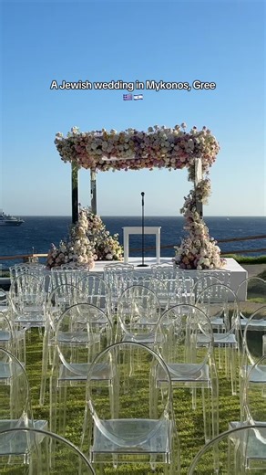 When tradition and romance come together. The words of Boi Beshalom with the melody of Elvis under the chuppah in Mykonos 🇬🇷🇮🇱 There is nothing like the power of our heritage to connect hearts across the world. Mazal tov to this beautiful couple 🫶🏻 #jewishwedding #chuppah #destinationwedding #weddingsinger #canthelpfallinginlove