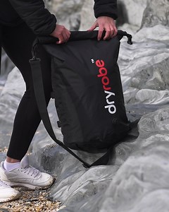 Looking for an easy way to carry your dryrobe® changing robe? Grab our Compression Travel Bag and…. ✅Put the dryrobe® in the bag ✅Rollover and clip the top ✅Twist the valve open ✅Squash all of the air out of it ✅Tighten the compression straps ✅Twist the valve closed This 33L capacity bag can compact any size of dryrobe® Advance or Towel dryrobe®. Get your travel game changer now👇 http://tinyurl.com/3b6yt6yr #dryrobeterritory | dryrobe