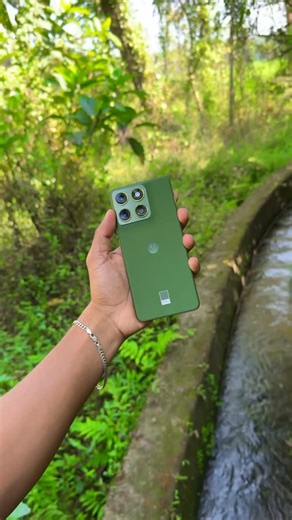 Joseph Roy Dsilva on Instagram: "Pencil നേക്കാൾ slim ആയ ഫോൺ 🥵 ശെരിക്കും ഞെട്ടിച്ചുകളഞ്ഞു 😮‍💨 Motorola Edge 70 – India’s ULTRA-SLIM NO-COMPROMISE KING! 😱📱 5.99mm | 159g – Slimmest Edge Ever Snapdragon® 7 Gen 4 (World’s First) 6.7” Super HD 1.5K Extreme AMOLED | 120Hz | 4500 nits 5000mAh Silicon-Carbon Battery | 68W Fast + 15W Wireless 3× 50MP AI Pro Cameras + 50MP Selfie | 4K 60FPS All Cameras moto AI 2.0 | Dedicated AI Key MIL-810H | IP68 + IP69 | Gorilla Glass 7i Ultra-thin. Zero compromis