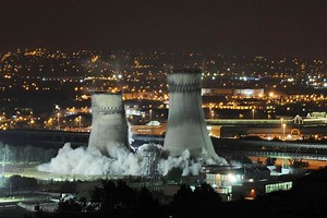 Watch the moment the iconic Tinsley Towers come crashing down