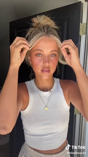 messy bun in a claw clip 🫶🤝 #hairtutorial #clawcliphairstyles #clawcliptutorial #hairstyletutorial