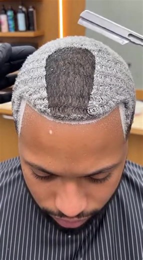 Do you dare to watch until the end? That moment of scratching is truly addictive... 👀🔥 #oddlysatisfying #barbertok #satisfying #asmr #hairtok