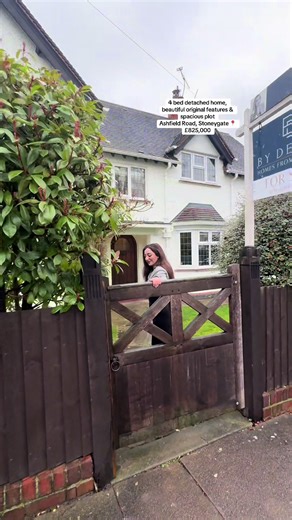 📍Ashfield Road, Stoneygate 💷 Guide Price £825,000 Follow me through this beautiful 4-bed detached home, full of original charm and future potential 🤍 ✨ Highlights: • 🛋️ Multiple reception rooms • 🛏️ 4 spacious bedrooms • 🚿 En-suite family bathroom (designer refit) • 🍽️ Solid oak kitchen with underfloor heating • 🌿 Private garden with mature planting • 🚗 Integral garage parking • 📐 Scope to extend (STPP) 📍 Prime Stoneygate location — close to excellent schools (including private & Mont