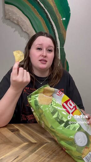 ⭐️FOOD REVIEW⭐️ Lay’s Fried pickle with ranch chips ⭐️ Rating 1-10⭐️ #foodreview #pickles #mukbang