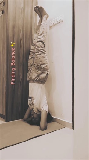 Inverting my view for clarity, and letting go to find my true balance, inside and out.✨🧘#grounded