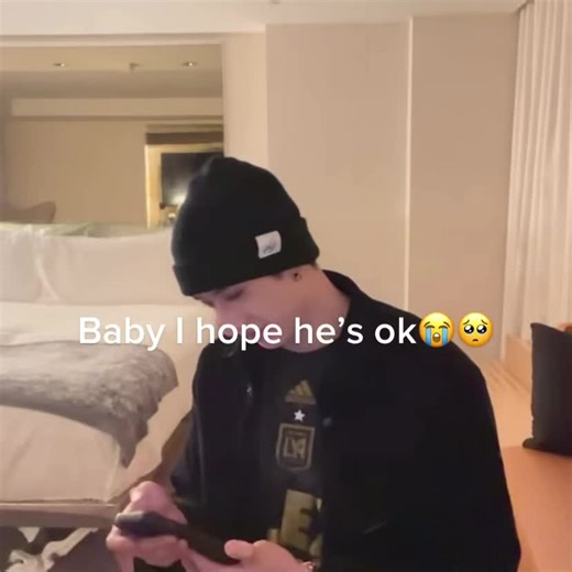 Chan explaining why he didn’t flash his abs during both LA encore dates😭🥲#straykids #skz #kpopfyp #kpop #fyp #channiesrubies #stay