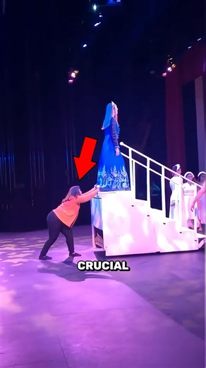 The secret the public doesn't see in the Frozen show! 😳