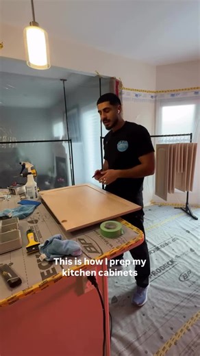 How I degrease my doors and what I pay attention to when cleaning doors to avoid any issues when spraying. 1. Label door 2. Acetone & water solution 3. Take off bumpers 4. Scrub doors 5. Wipe them down before hanging vertically #degreasing #prep