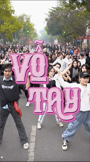 Vỗ tay khen ngợi cô gái tài năng