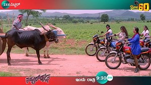 ಹಳ್ಳಿಯಲ್ಲಿ ಬಿಟ್ಟಿ ಬಿಲ್ಡಪ್ ಕೊಡ್ತಿದ್ದ ಪ್ಯಾಟೆ ಕುರಿಗಳ ಕೊಬ್ಬನ್ನ ಹೇಗ್ ಕರಗಿಸ್ತಿದ್ದಾನೆ ನೋಡಿ ಹಳ್ಳಿ ಹೈದ. "ನಮ್ಮೂರ್ ಹುಡ್ಗ" ಇಂದು ರಾತ್ರಿ 9:30ಕ್ಕೆ. #ZeePicchar #HitDinadaFeeling #KannadaPicchar #BirthdaySpecial #Tribute #ShivannaNonstop60 #DrShivarajkumar #NamoorHudga | Zee Power