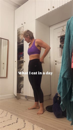 METTE HELENA on Instagram: "annonce 🔥What I eat in a day – og ja, det er måske ikke så lidt? 🙈 Er det mere eller mindre end dig? Mit år startede “fladt” (tak, sygdom 🤒), min lænd brokker sig, og mine cravings skriger på havregrød 🥣 Kan du genkende det? Løsningen? 💡 Havregrød + @bodylab Whey 100 Vanilla Fudge Cookie Dough + ZERO Topping Salt Caramel 🤤 Det lyder skørt. Det smager vanvittigt godt. Og det mætter! Jeg er i gang igen: ✔️ 10.000 skridt om dagen ✔️ 4 træninger i kalenderen ✔️ Bevæ