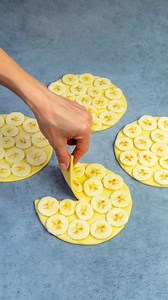 1.4M views · 14K reactions | Personne ne s’attendait à un tel résultat ! Dessert simple et rapide à base de pâte feuilletée Ingredientes pâte feuilletée: 800 g sucre: 70 g cannelle: 10 g bananes: 3 pc oeufs: 1 pc En outre lait: 600 ml chocolat noir: 100 g sucre: 20 g amidon: 30 g café: 50 ml crème fouettée: 200 ml sucre en poudre: 30 g | Savoureux.tv | Facebook
