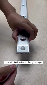 Thanh đèn led cảm biến chuyển động tự bật tắt dùng pin sạc dán tủ quần áo, tủ bếp. 👉 Link xem giá và đặt mua sản phẩm trong video: https://shope.ee/2LA6jDQyd1 | Gia Dụng Online