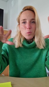 Nem győzök ámuldozni az anya csoportokba feltötött jelmezektől! Mindig is irigyeltem az olyan anyákat, akik ennyire ügyesek és kreatívak!!!! Tramsformers autók kartondobozból, Klimt festmények, több órás munka, kreativitás, és ami nekem sajnos egyáltalán nincs: kézügyesség!!! Saját tapasztalatból mondom, igenis számít, egy ilyen jelmezre örökre emlékszik az ember!!! Azért bízom benne, hogy nem okoz maradandó traumát, ha az ember anyja nem ez a kézműves-típus. Kézügyesség híján az én szegény gyer