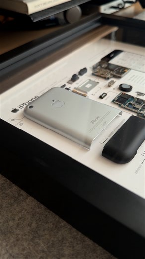 Santi M. | Productividad & Lifestyle on Instagram: "💬 Comenta “regalo” y te mando la guía completa con precios y links. En junio de 2007 se presentó algo que cambió todo. La presentación del primer iPhone no es solo nostalgia. Es historia moderna. Y hoy existe una forma de tenerla enmarcada. Día 3 de la guía de regalos para tu amigo techy. O para ti. Este es un marco de @gridstudiocc . Deconstruyen dispositivos icónicos y los convierten en piezas de arte. Menos basura electrónica y más historia