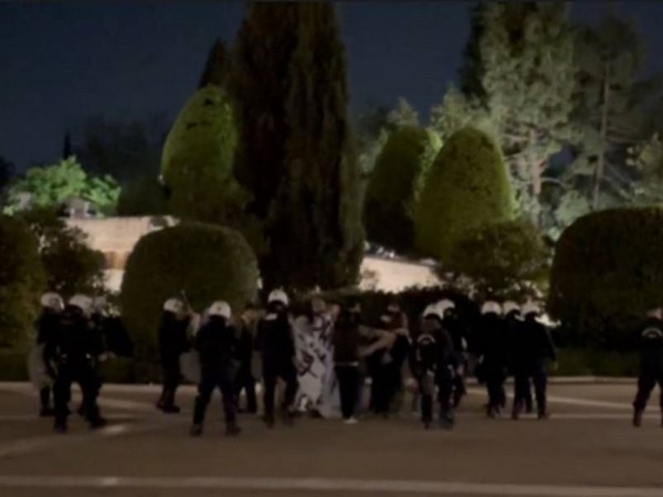 Δίωξη σε μέλη του «Ρουβίκωνα» που άνοιξαν πανό μπροστά στο Μνημείο του Άγνωστου Στρατιώτη