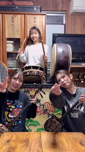 桃原ファミリー🌺 on Instagram: "【一発撮り】 カチャーシー定番曲 唐船ドーイ弾いてみた🪕 沖縄ではお祝いの席やライブの最後、 自然と踊りが始まる曲です🌺 たくさんのフォローありがとうございます☺️ #桃原ファミリー"