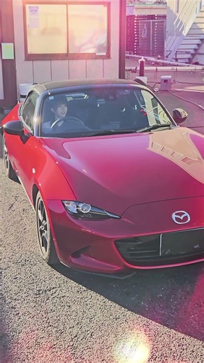 34_miyocarsさんの真っ赤なロードスターに「赤のKIMBLADE」が最高に似合いすぎた