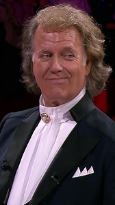 Wow fantastic! 💚❤️ Did you know that Olé Guapa is a Dutch tango? Written in 1937 by Arie 'Malando' Maasland from Rotterdam, it only found success after the war and became an international hit, even taking him to Argentina! | The Elegant Waltz