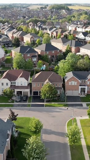 🚨Just Listed🚨 🏡1551 Spencely Dr., Oshawa 🛏4 1 🚽5 🍽Formal dining room 🏊‍♀️In-ground pool 🚗Attached 2 car garage 💥 Message us today to book your private showing! 📞 905 925 7767 📧 Louis@LouisBradica.com 💻 www.louisbradica.com Not intended to solicit those currently under contract. #detached #attachedgarage #newlistingalert #updates #homeownershipgoals #orchidstaging #luxuryoshawalisting #louisbradicarealestategroup #kellerwilliams #kwe #lbgroup #oshawa #durhamregion #durhamregionrealest