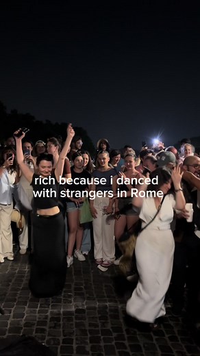 Mob Dancing at Piazza Trilussa: A Must-Do in Rome
