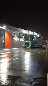 165K views · 1.3K reactions |  Une halte 5⭐ pour les chevaux Au Horse Inn de Liege Airport, chaque détail compte : boxes spacieux, air tempéré, accès direct au tarmac et une équipe spécialisée 24/7. C’est ici que les chevaux de course ou d’élevage font escale avant de rejoindre leur prochaine destination.  À quelques pas des avions, nous offrons un environnement calme, sûr et pensé pour leur bien-être. | Liege Airport | Facebook