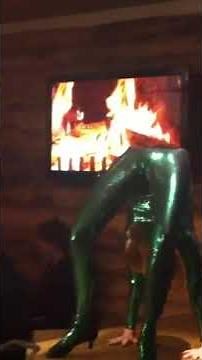 Contortionist Zlata performing at a restaurant part 1 #dance #circus #show #acrobatics #vogue