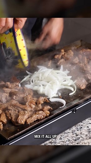 Restaurant Style Fajitas Recipe 🔥 you can make these right in your own home and pack a ton of flavor with this marinade recipe. These were also seared to perfection on my Made In Cookware griddle 🙌🏽👊🏽 boom! | ArnieTex