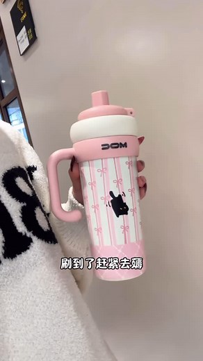 🇲🇾Peachi代购 on Instagram: "多巴胺陶瓷内胆冰霸杯 750ml RM59 颜值高又实用 750ml 容量超大 奶呼呼的配色绝了 自带茶隔还是陶瓷内胆的 保温又保冷 旱上泡的冰美式下午还是冰凉涼的 随时能喝上冰饮品太爱啦！双饮口设计 直接喝插吸都行~"