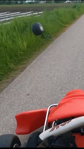 I can’t believe this happened 😳 My DIY go-kart lost a wheel during the ride – and it kept rolling faster than me 😂 #gokart #gokartfail #funny #wheeloff #diykart #workshopfromscratch #mechaniclife #homemade #garagebuild #crazykart #gokartcrash | Workshop from scratch