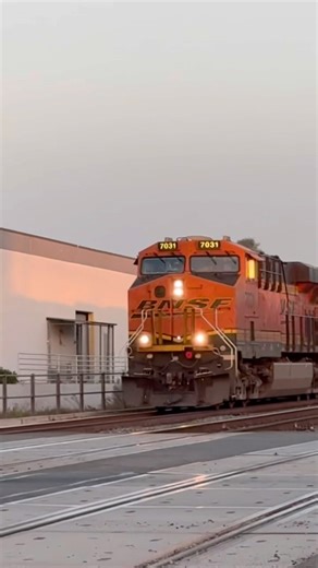 BNSF sounding its horn through Acacia BLV #train #bnsf