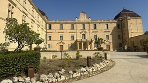 LA VIE DE CHATEAU. Castries : le petit Versailles du Languedoc